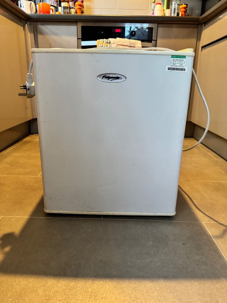 Fridgemaster refridgerator MTRR49TTA 