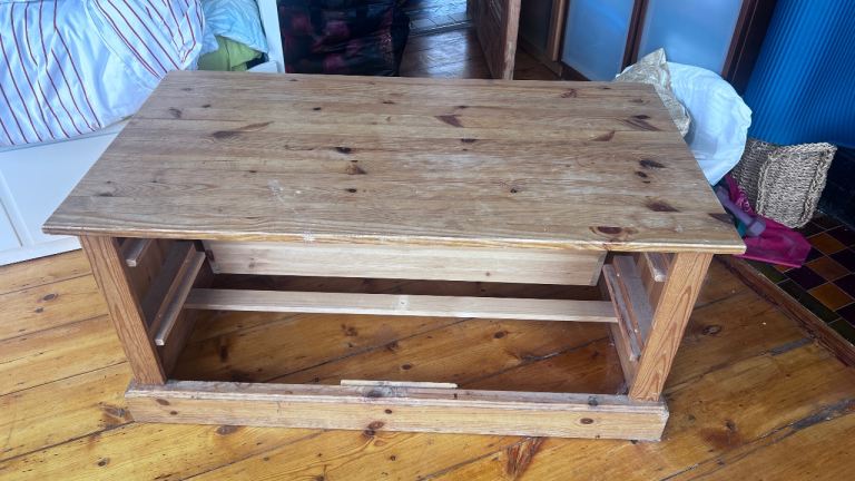 Solid pine wood. Table. 