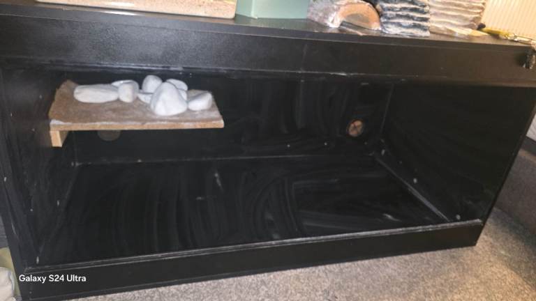 Black vivarium 4ftx2ftx2ft 