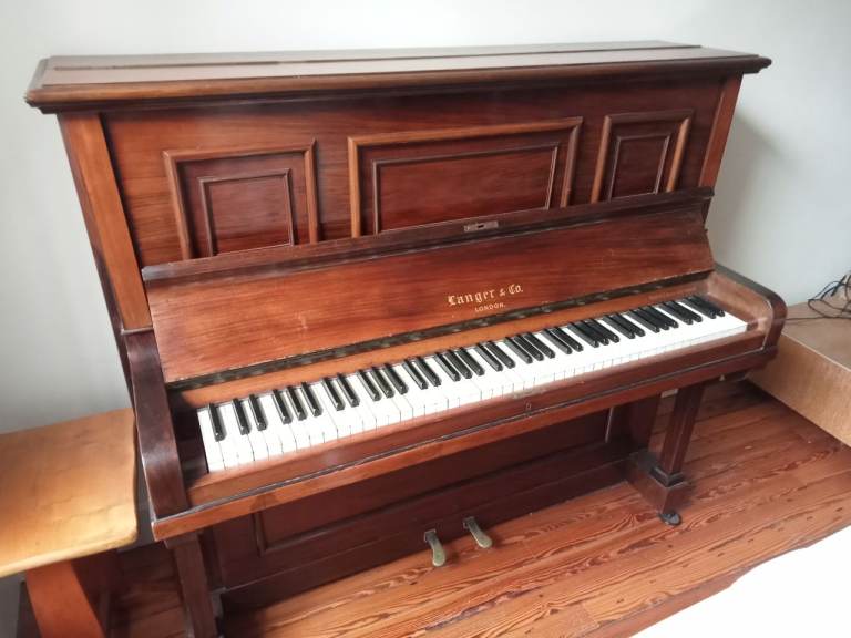 Upright piano