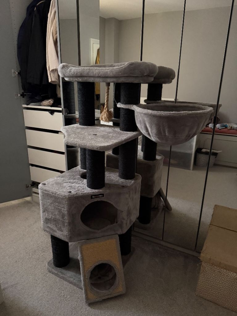 Fe and Rea cat tree / scratch house