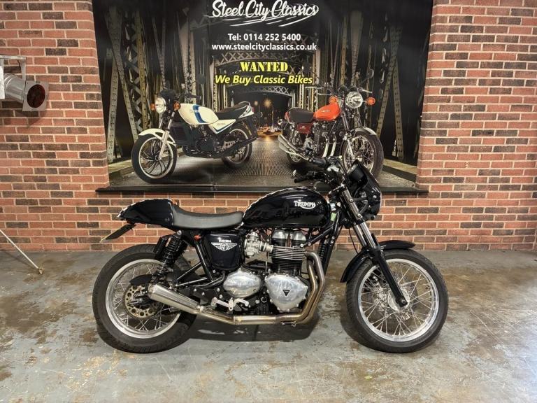 Triumph Thruxton in Davida colours by 8 ball paintworks for sale Chesterfield