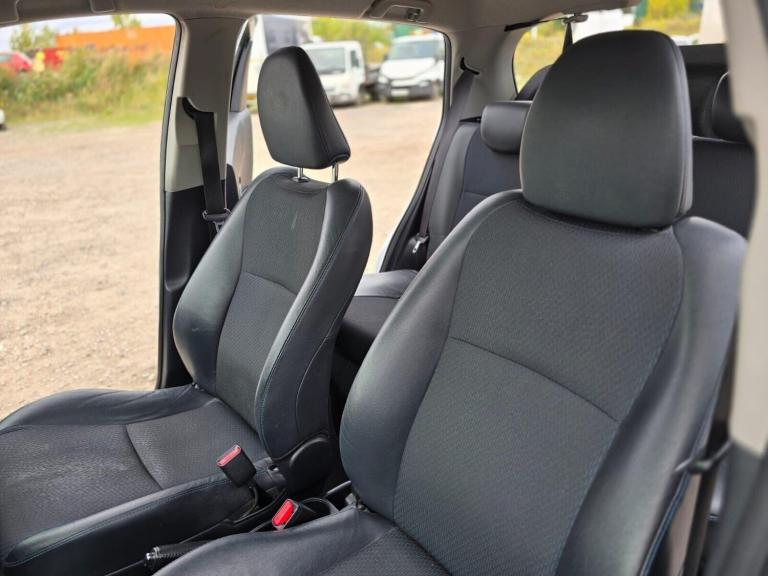 2014 Toyota Yaris 1.5 VVT-h Trend Hatchback 5dr Petrol Hybrid CVT Euro 5 (101 ps) Hatchback Hybri...