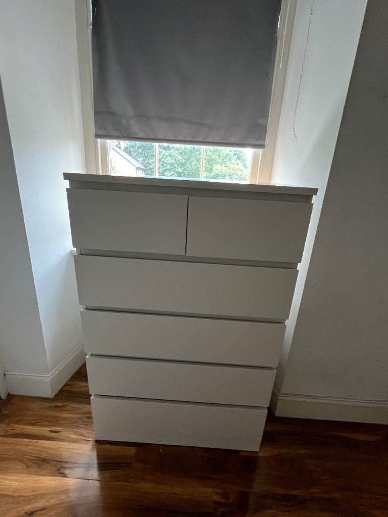 White Chest of Drawers with 6 Drawers – Good Condition