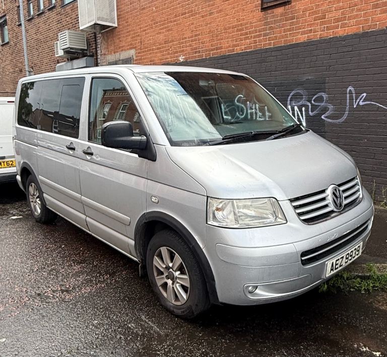 Volkswagen, TRANSPORTER T5 SHUTTLE, 9 Seats Van