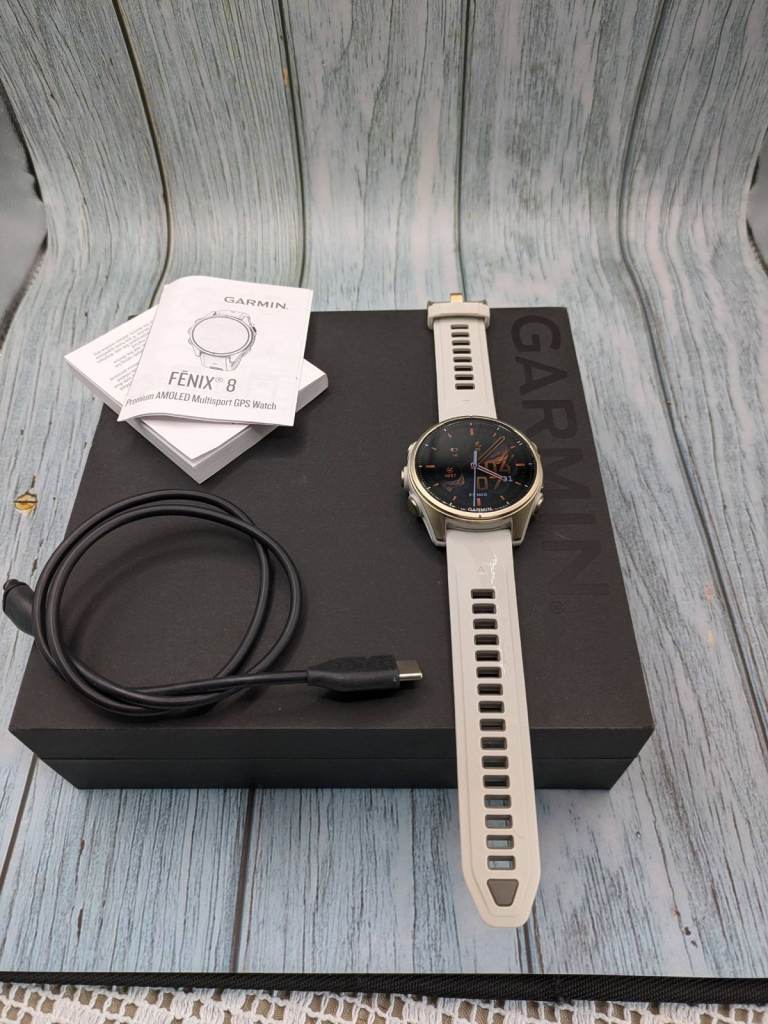 Fenix 8 AMOLED Sapphire Titanium 43mm (Soft gold with sandstone silicone band)