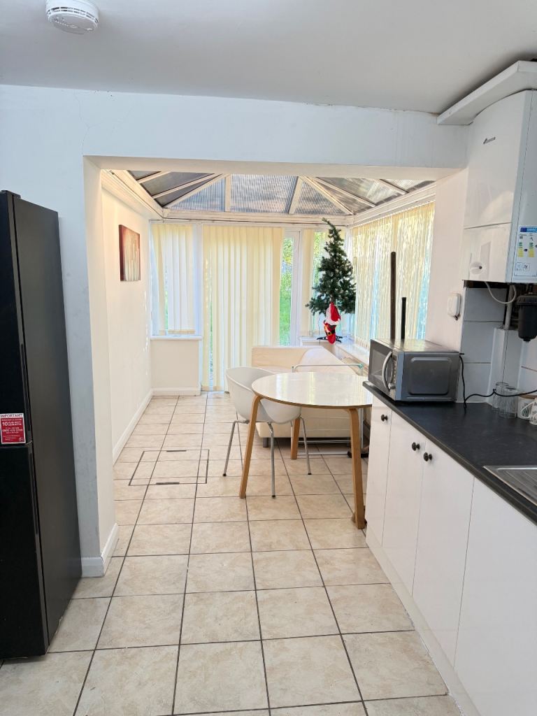 Stunning 4-Bed Detached House Near QMC & University