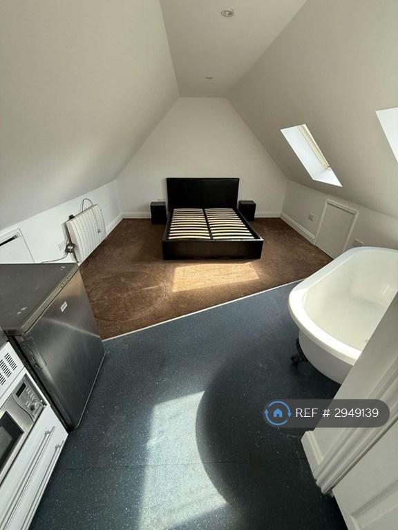 Studio flat in Main Road, Ingatestone, CM4 (#2949139)