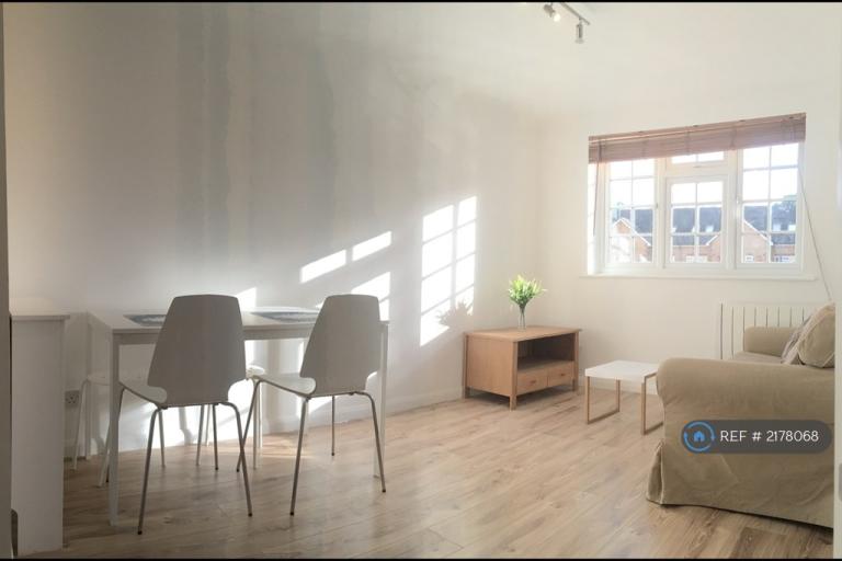 1 bedroom flat in Gables Close, London, SE5 (1 bed) (#2178068)
