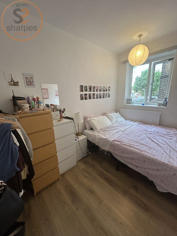 3 bedrooms in Haldane Place, London