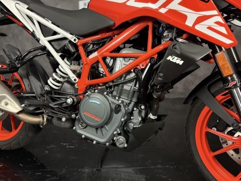 KTM 390 Duke *Genuine 1500 miles!*
