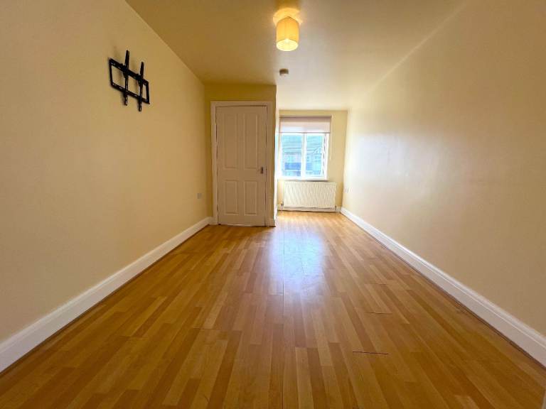 Excellent condition 2 bedrooms Ground Floor Purpose Built flat on London Road, Grays