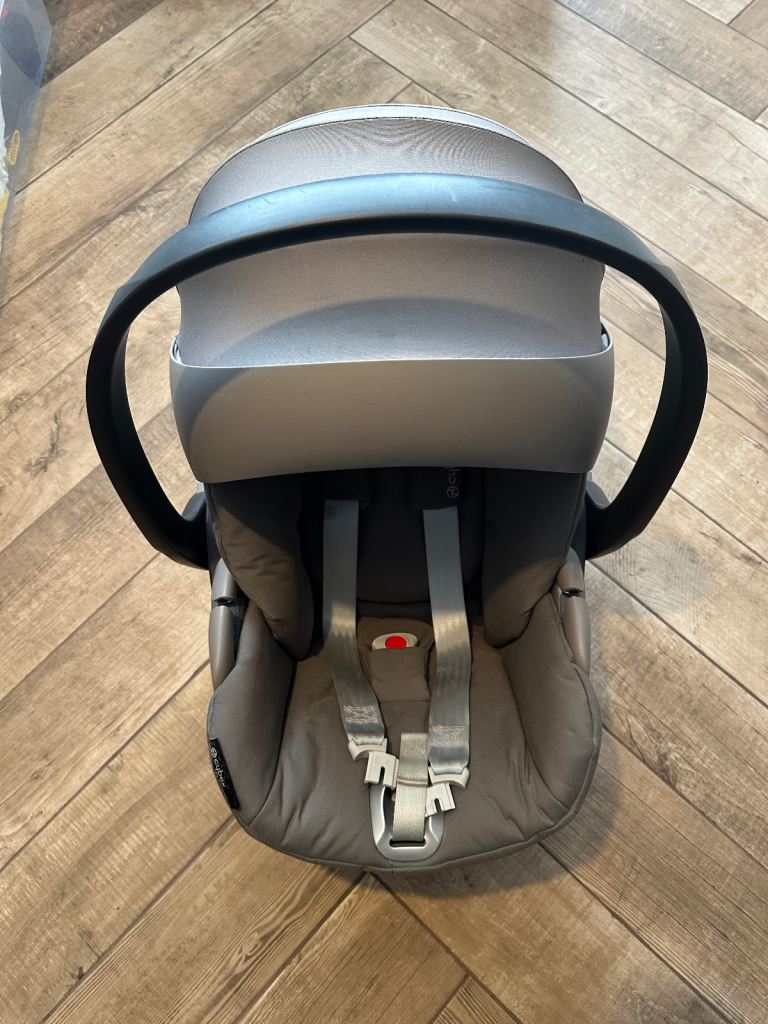 Cybex Cloud Z i-Size Baby Car Seat & Cybex Base Z Roatating Isofix Base