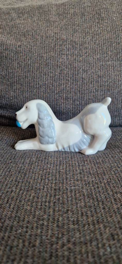 WADE LARGE CERAMIC SPANIEL WITH BLUE BALL. EXCELLENT CONDITION.