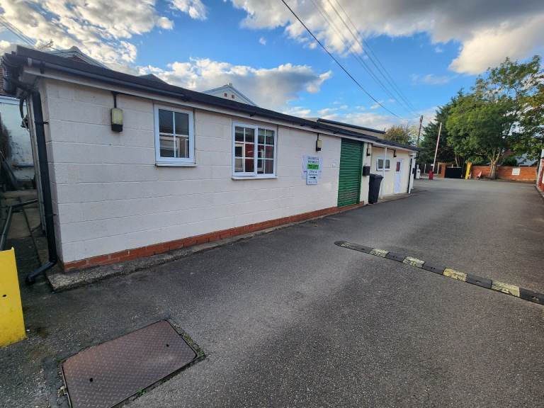 Workshop Light industrial work unit Chelmsford self contained for rent