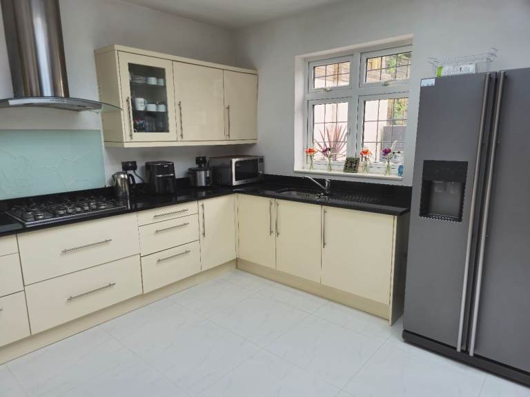 Full Kitchen Units Set - Cream Gloss Doors & Black Worktops