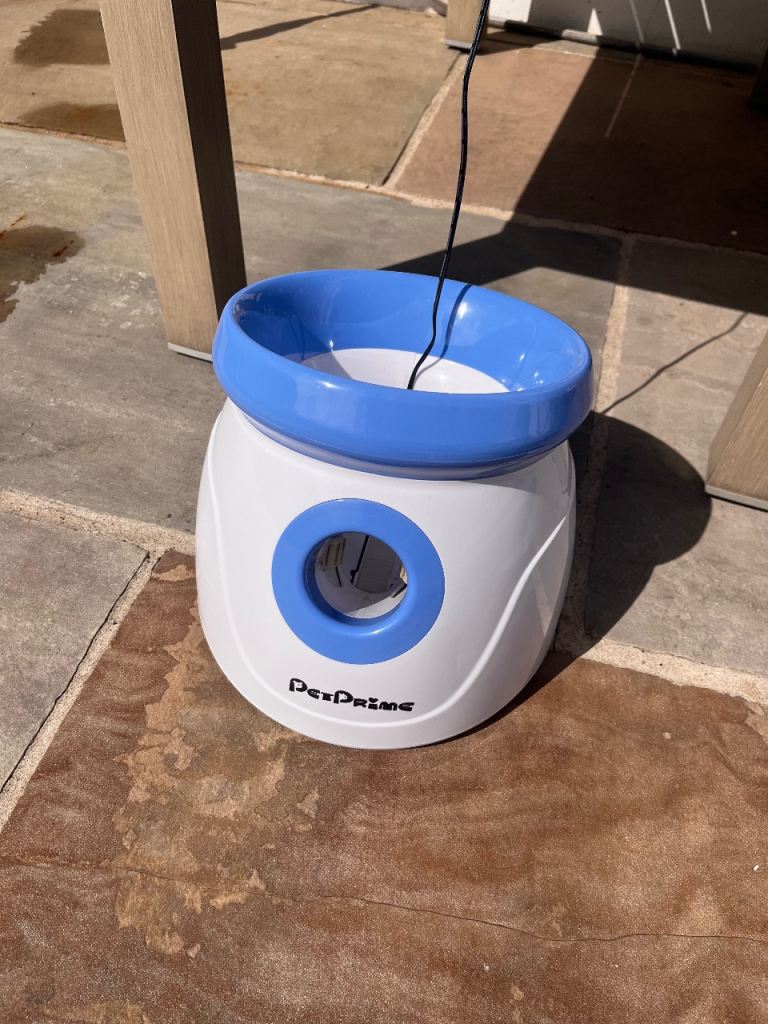 Dog ball throwing machine