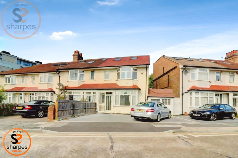 2 bedroom flat in North Gardens, London