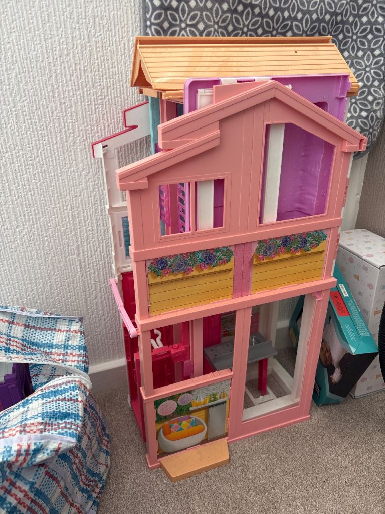 Barbie doll house & food truxk