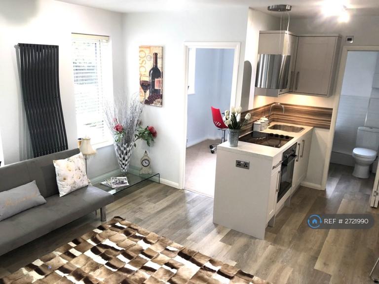 2 bedroom flat in Plantation Road, Amersham, HP6 (2 bed) (#2721990)