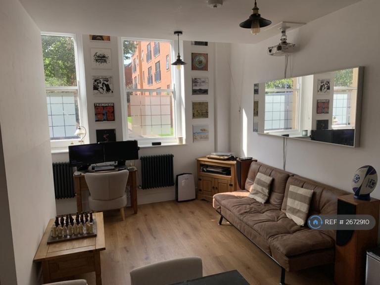 1 bedroom flat in Bexley Square, Salford, M3 (1 bed) (#2672910)