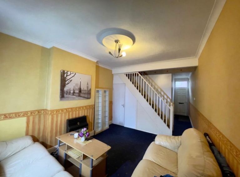 Fully furnished Extra large double room near High cross and DMU