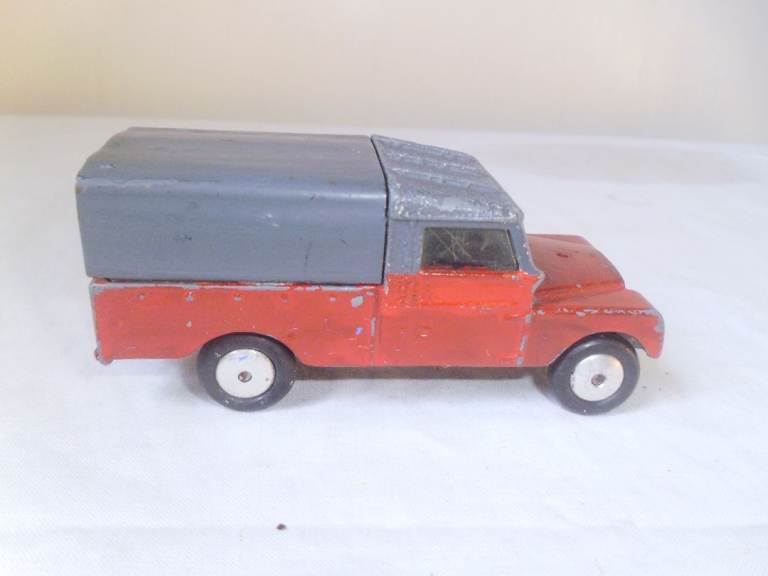 CORGI TOYS LAND ROVER 109 WITH DETACHABLE ROOF