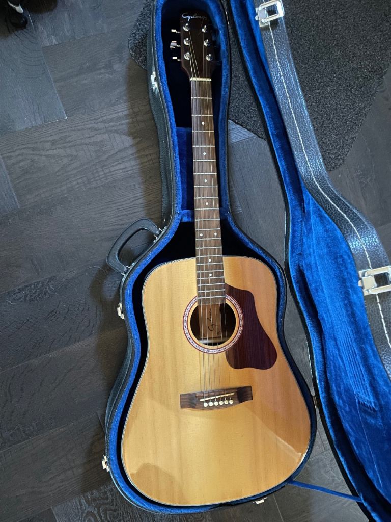 Acoustic guitar & solid case