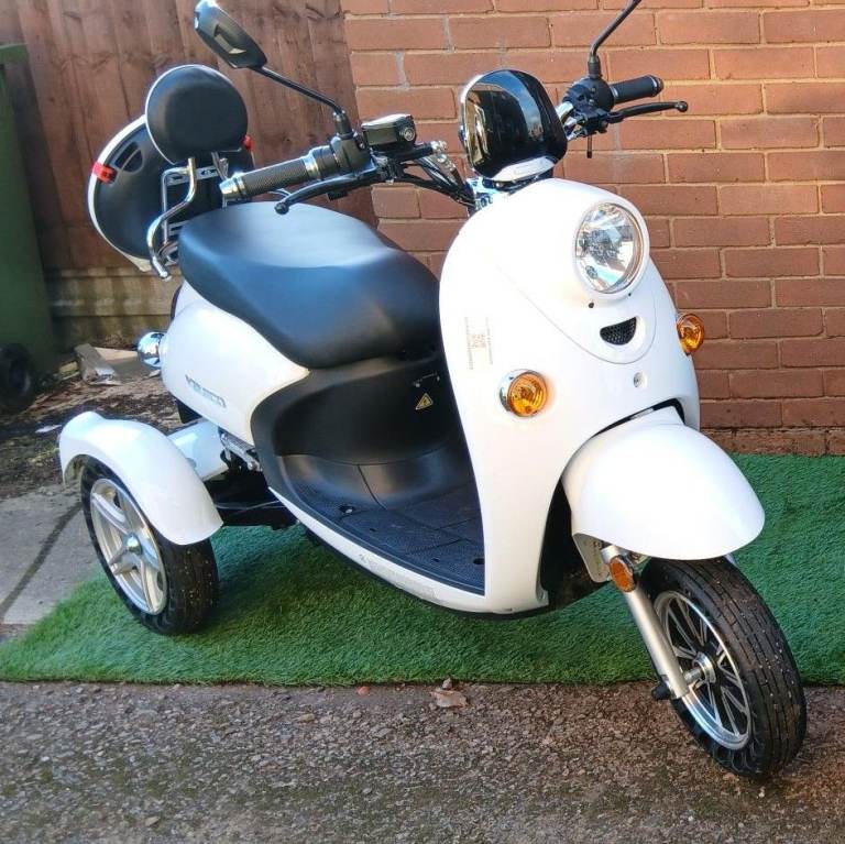 VELECO WHITE ELECTRIC MOBILITY SCOOTERS ZT63 - EXCELLENT CONDITION