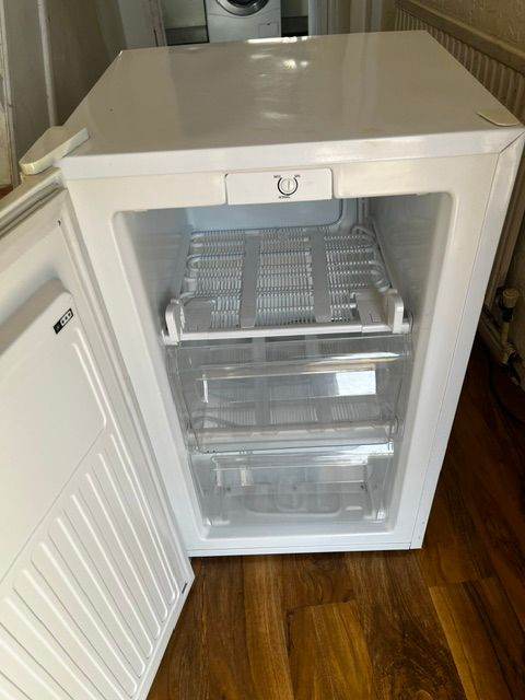 SLIMLINE CURRY'S ESSENTIALS UNDER COUNTER FREEZER IN EXCELLENT WORKING CONDITION.