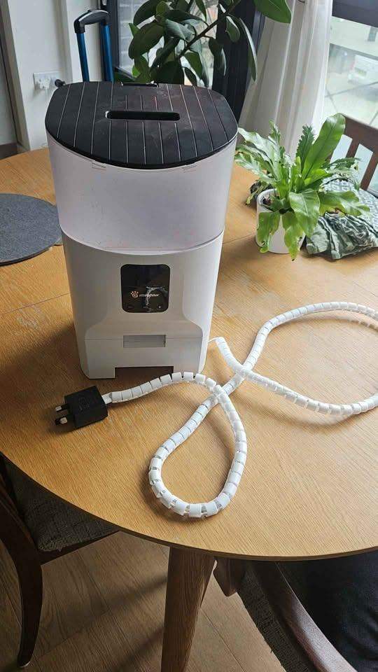 Automatic pet feeder (wifi enabled)
