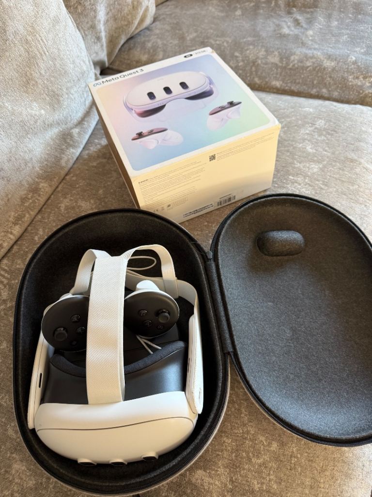 Meta Quest 3 4K 512GB with controllers and carry case