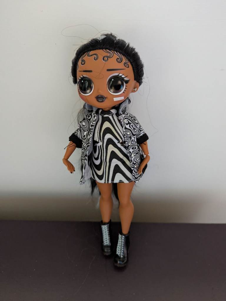 LoL surprise light glitter blacklight doll 