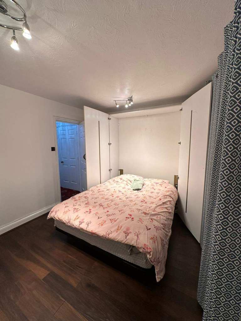 Double Room with Bills £900