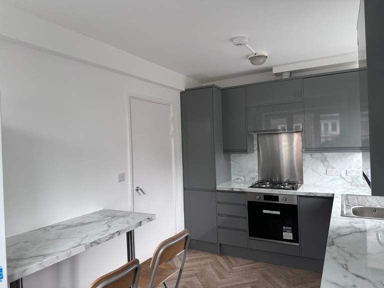 A Large 4 bedroom property in between Mile End, Stepney & Bethnal Green.