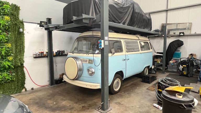 Large remp lift with safely locking 
