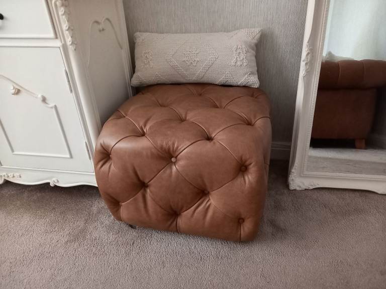 Brown Buttoned Leather Footstool/Pouffe– Very Good Condition