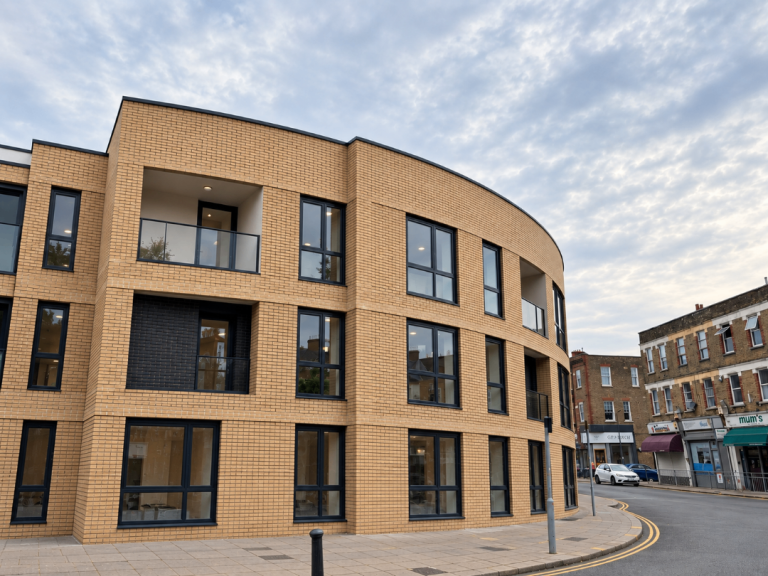  Large Studio Apartment – Manor Park Road, London, NW10 4JU £323 per week | £1,400 PCM | Ref: 2284