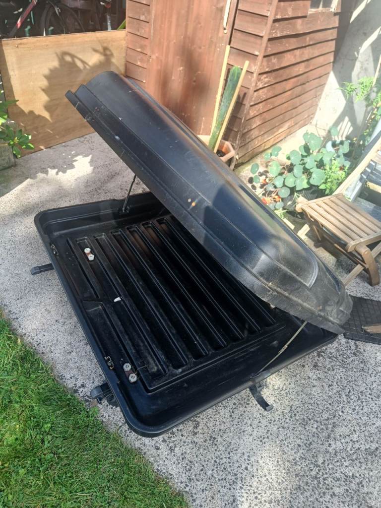Roof box