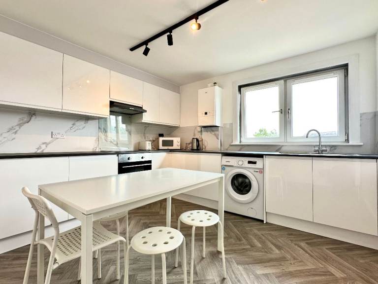 Newly Refurbished 3-Bed Flat Close to Napier University Campus