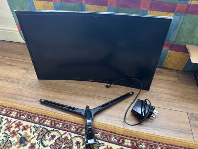 Samsung 27” Curved Monitor (C24F396FHU) – Great Condition
