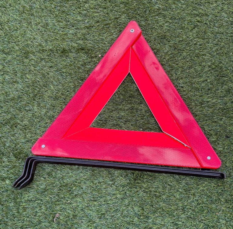 Fold-away warning triangle