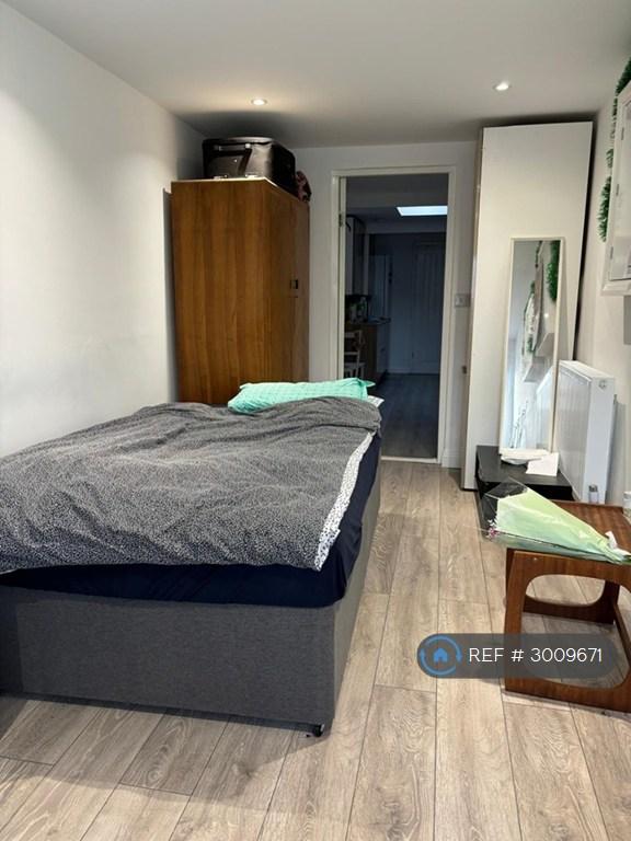 Studio flat in Sunrise Avenue, Chelmsford, CM1 (#3009671)