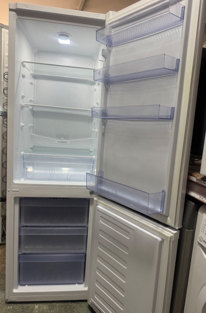 Beko Fridge Freezer 55/174cm clean and complete fully working order three months guarantee 