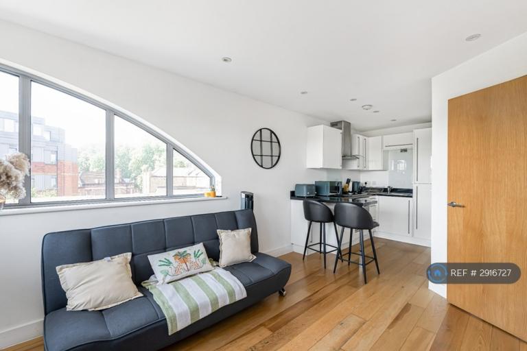 1 bedroom flat in The Green, London, W5 (1 bed) (#2916727)