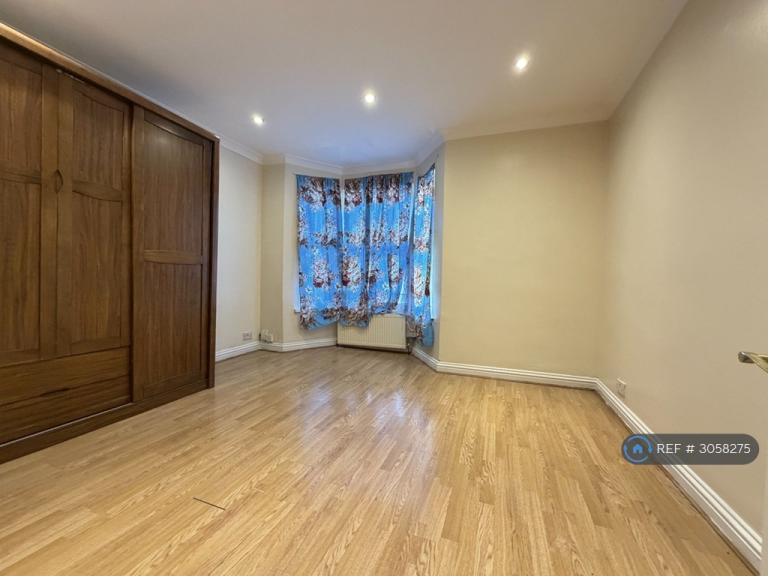 4 bedroom house in Linden Road, Gillingham, ME7 (4 bed) (#3058275)