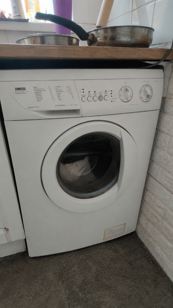 Zanussi ZWF1200W Washing Machine – Good Condition