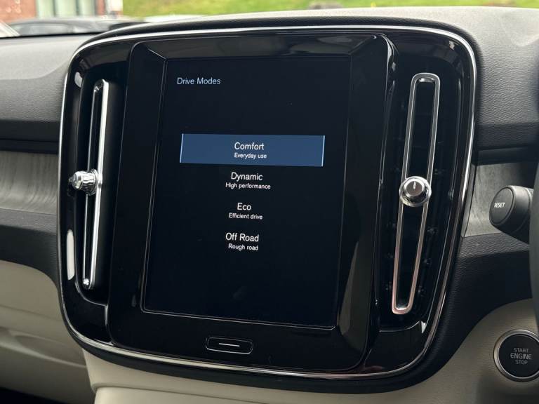 2022 Volvo XC40 2.0 B4P Inscription 5dr AWD Auto [7 speed] ESTATE PETROL Automatic