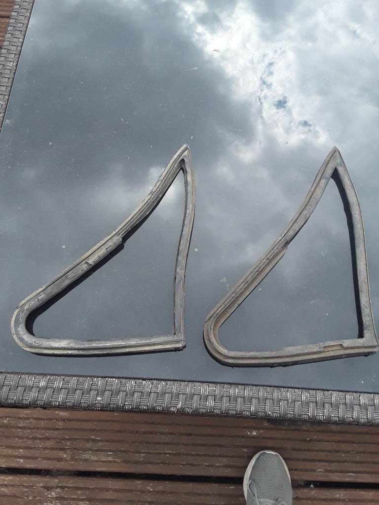 Reliant Scimitar se5/5a genuine quarter light rubbers, possibly fit se4coupe &other classic s