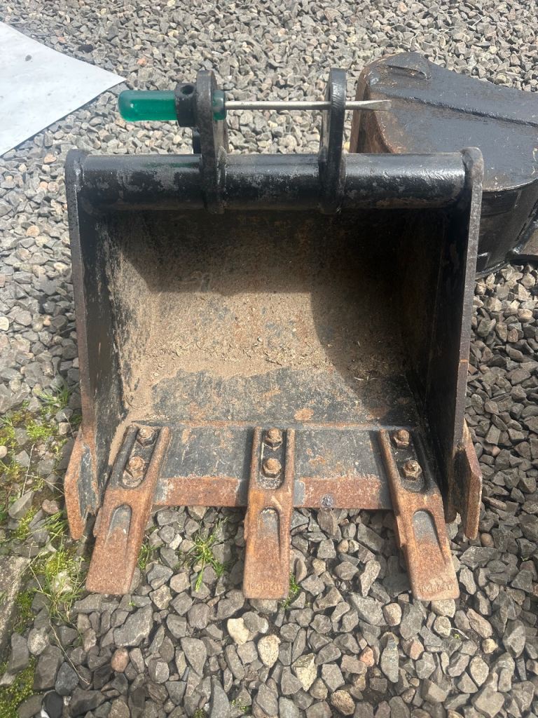 Digger excavator Mixture of 4 jcb buckets from £50  4 left and 25mm 4 pins £10 each lifting chain